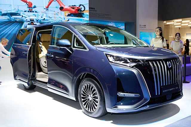 ベンツと協業のミニバン!デンツァ D9。価格は900万円を軽く突破している超高級ミニバンだが、中国で飛ぶように売れている。メルセデス・ベンツのDNAも人気の理由か!?