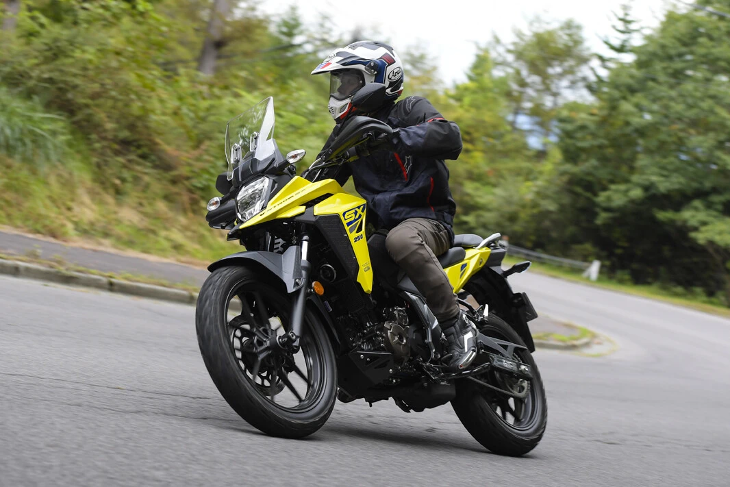Vストローム250SXは、ご覧のようにワインディングも苦にしない。アクセルを開けた走りも楽しめるよう仕上げられている