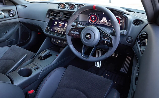 内装もニスモ専用品が輝く。シートもニスモのチューニングが施された専用スポーツシートになっている