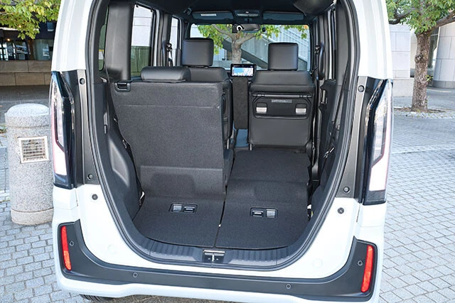 後席は左右個別にスライド・格納するため、荷物や自転車の積み降ろしなどもチョー楽チン