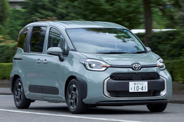 【ミニバン部門最優秀】トヨタ「シエンタ（HEV/FF）」価格　238万～291万円、WLTCモード燃費　28.2～28.8㎞/L、実燃費 20～23㎞/L。昨年7年ぶりのフルチェンを受けたシエンタ。パワーユニットはヤリス系と同じだが、システム出力を向上させ、燃費も磨き上げられている