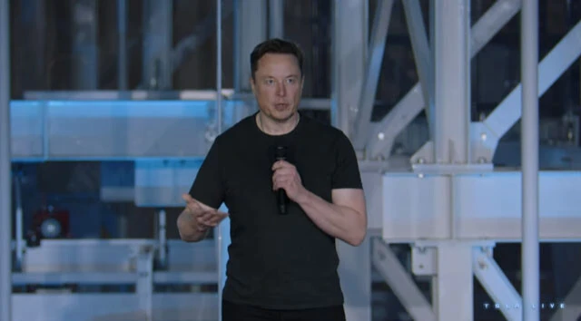 神妙な面持ちで登壇したイーロン・マスクCEO