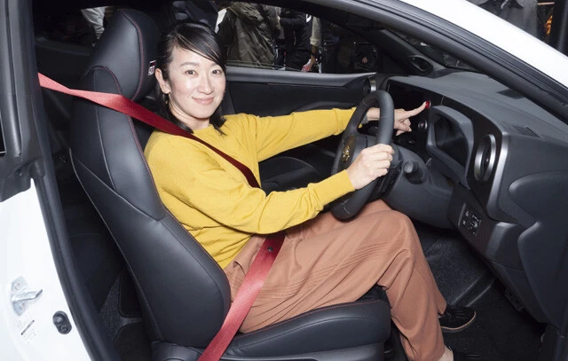 競技用のシートベルトに固定された状態でもハザードスイッチが操作できる設計に刷新