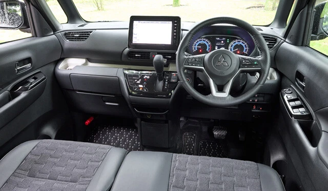 ド派手にSUVを主張する外観と比べてしまうと、ぶっちゃけインパネは地味だ