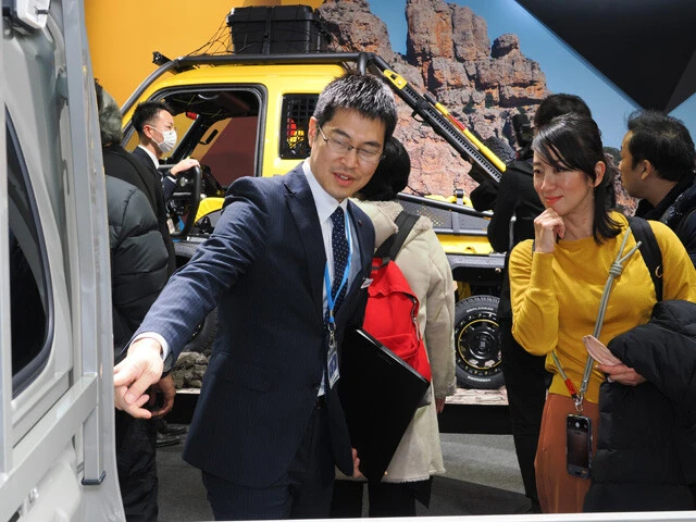 ベース車とスーパーキャリイマウンテントレイルの違いをスズキに質問するフジトモさん(右)