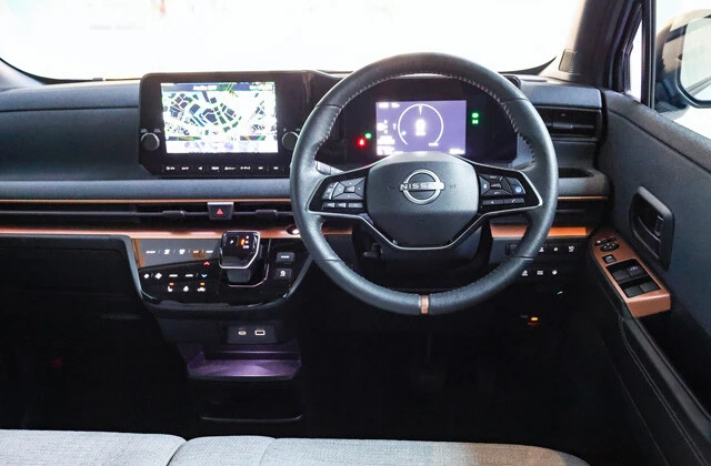 近未来感がハンパないインパネ。走りはモーターの織りなす滑らかさ&力強さで異次元