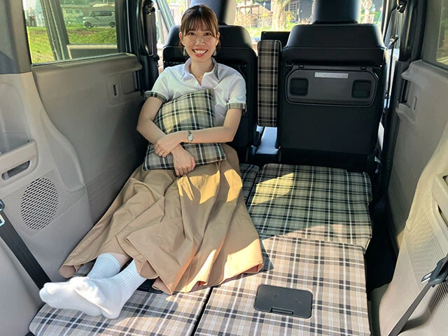 本田技術研究所 デザインセンター e-モビリティデザイン開発室 テクニカルデザインスタジオ デザイナー CMF松村美氏。このように座ったり寝転がったりしながらゆったり＆まったりと時間を過ごせるのがジョイの魅力