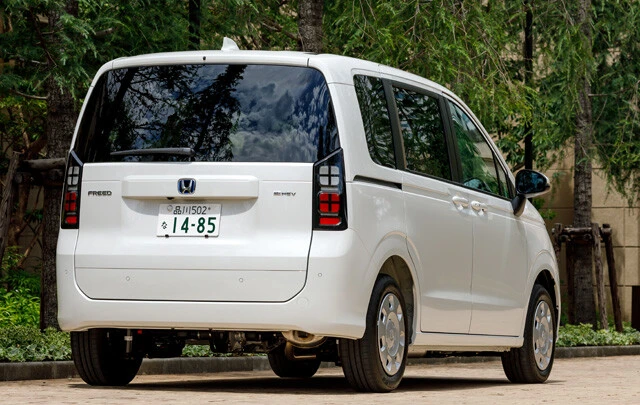 リアランプは縦に配置。ちなみに3代目フリードの燃費最良は25.6㎞/リットル(WLTCモード)