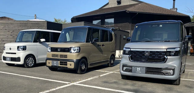 【大本命①】ホンダ N‐BOX　左からN-BOX、N-BOXジョイ、N-BOXカスタム。車両値引き目標10万円。納期1～2ヵ月。下取り価格の予想はAランク