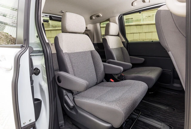 2列目シートには、ミニバンで大人気の2人掛けのセパレートシートも用意している