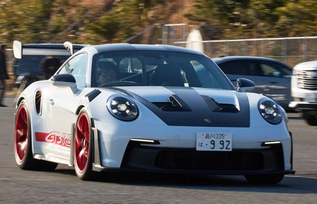 ポルシェ911 GT3 RS 価格:3378万円 4リットル水平対向6気筒エンジンの最高出力は525馬力を誇る。ちなみに時速100キロ到達は3.2秒という快速ぶり
