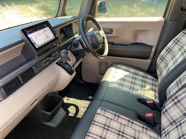 コックピットに滑り込むと、目に飛び込んでくるのはチェック柄の突き抜けたシート。このクルマの最大の武器ともいえる