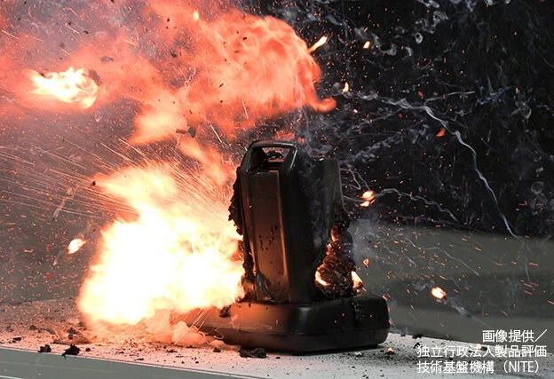 バッテリーの発火再現実験。炎が上がると、弾丸と化したパーツが四方八方に飛び散る。NITEのホームページで動画を見るべし！