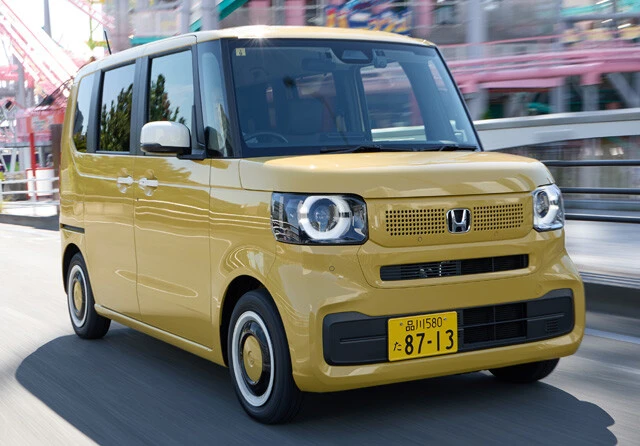 ホンダ N‐BOX 価格:164万8900~188万1000円 白物家電的な顔面に仕上がった標準モデル。軽スーパーハイトワゴンの売れ筋である派手なギラギラ感は一切ない、新感覚モデル
