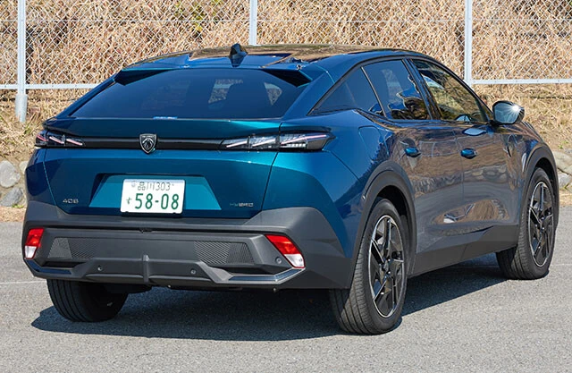 ステランティスグループに属するプジョーのプラグインハイブリッドモデル。リアには「HYBRID」の文字が輝く