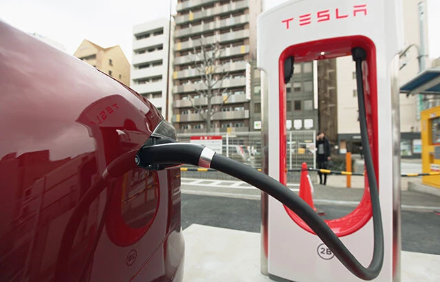 写真はテスラのスーパーチャージャー(急速充電器)。日本国内100ヵ所に490基以上が稼働しているという