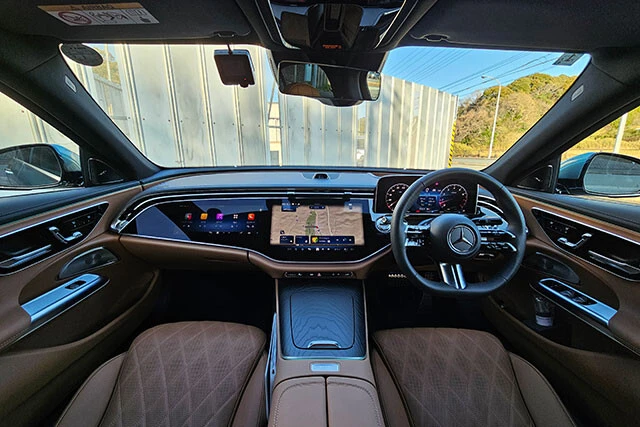 「MBUXスーパースクリーン」と呼ばれるディスプレーがドカンと広がるコックピット。近未来感がハンパねぇ