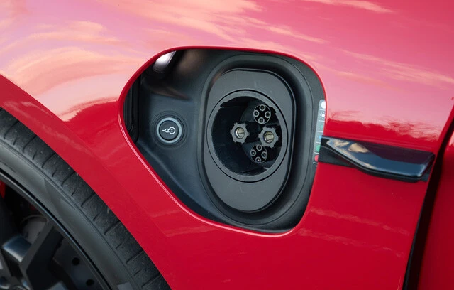 左右のフロントフェンダー上部に充電ポートを設置。右側が普通、左側が急速充電に対応