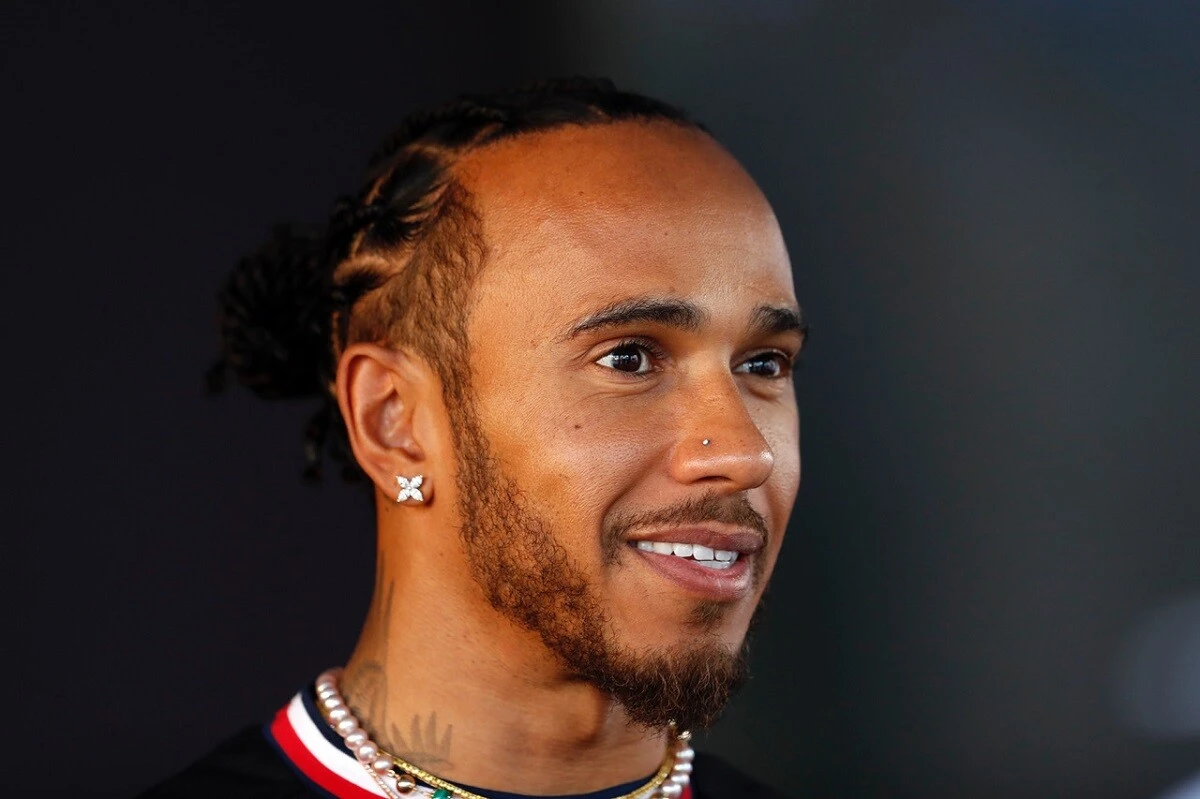 F1史上最多の103勝を挙げ、7度の世界タイトルを獲得したルイス・ハミルトン選手。ここ2シーズンは勝ち星から遠ざかっていたが、フェラーリと複数年契約を結び、2025年から深紅のマシンをドライブする