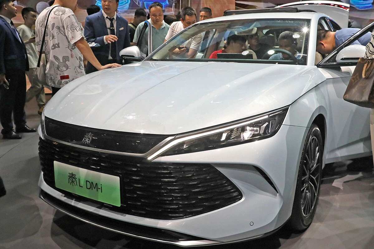 このごくフツーのセダンがBYD自慢の新型PHEV「秦L DM-i」。そのスペックと価格に世界中の自動車メーカーが震撼したという