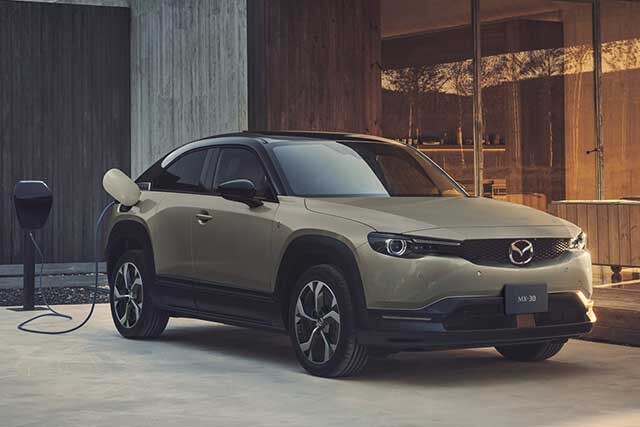昨年度の決算で過去最高の売上高を記録したマツダ自慢のMX-30ロータリーEV。価格423万5000～478万5000円