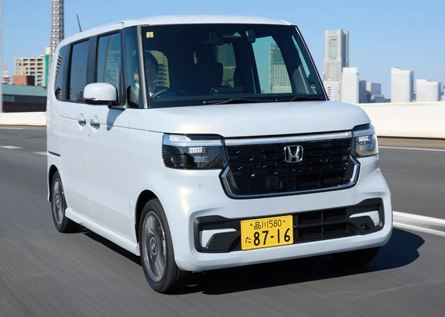 ホンダ N‐BOXカスタム 価格:184万9100~236万2800円 ターボはカスタムモデルのみの設定になった3代目だが、ホンダによると、「ターボの装着率は全体の40%」とのこと