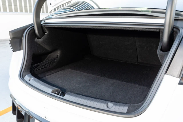 荷室容量は400リットル。後席も倒せる。ちなみに後席は広々。シートの表皮はナッパレザー