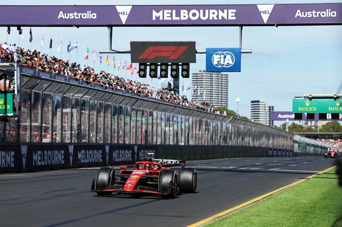 サウジアラビアGPを虫垂炎で欠場したサインツ選手が復帰戦のオーストラリアGPで優勝。フェラーリに今季初勝利をもたらすと同時に再びレッドブルの連勝を9でストップさせた