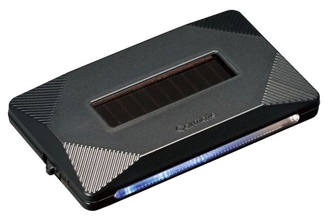 ナイトシグナル フロー BL（SQ306）実勢価格4480円　光センサーを内蔵した配線不要のソーラー充電ダミーセキュリティ。側面にLEDが流れるように光る。また、衝撃を感知すると激しく点滅し、不審者を威嚇【「カーメイト」が厳選!　推しのセキュリティグッズ③】