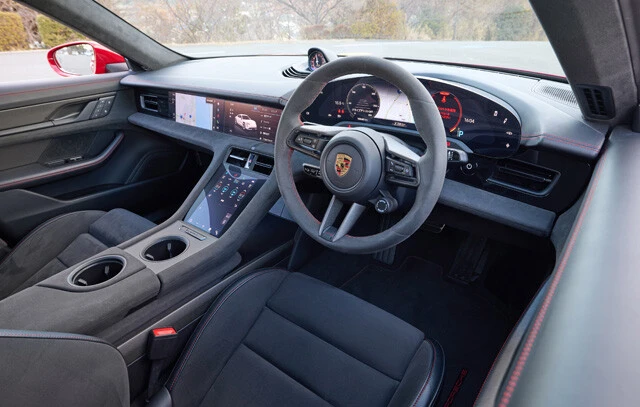 近未来感ハンパないコックピット。ちなみにスイッチ類はほとんどない。基本的にはタッチ式