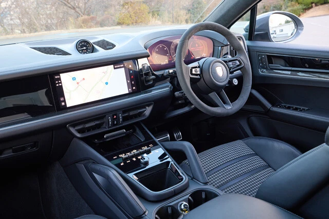 デジタル化されたモニターがバーンと目に飛び込んでくるコックピット。未来感がハンパない。ちなみにスタートボタンはプッシュ式