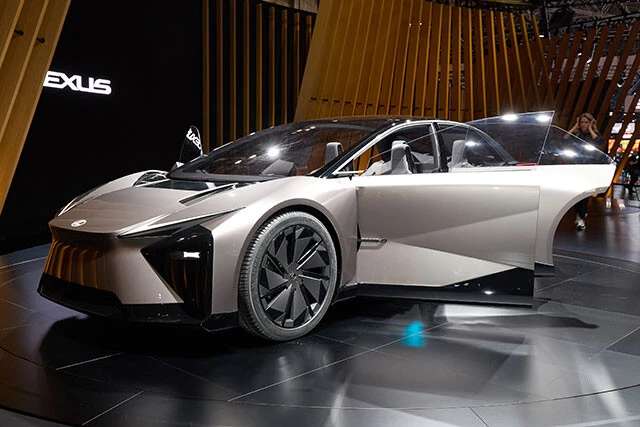 レクサス「LF-ZC」　26年に発売予定のレクサスのEVのフラッグシップモデルの試作車。次世代の電池を搭載予定。航続距離の目標は1000㎞