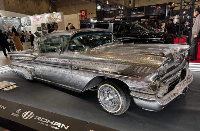 ローハン メタルインパラ てっきりメッキ加工したシボレー・インパラだと思っていたら、メタル塗装を施した輝きとのこと。カラーでお見せできないのが残念無念