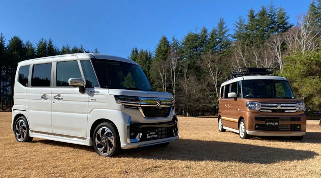 23年11月にフルチェンを受けたスズキのスペーシア(右)とスペーシアカスタム(左)。写真はオプション装着車