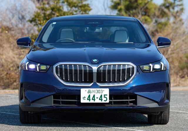BMW 523iエクスクルーシブ 価格:798万円 「新型5シリーズのライバルは言うまでもなく、メルセデス・ベンツのEクラス。購入時は比較するといい」(渡辺氏)