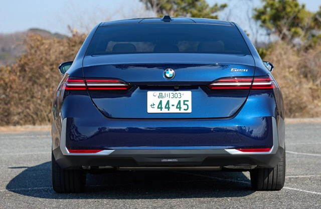 トランクは520リットルを誇る。車重は1760㎏。気になる燃費は14.4㎞/リットル(WLTCモード)