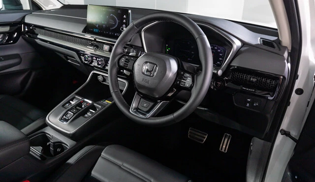 コックピットは水平基調。上質で洗練された仕上がりになっている。先進運転支援システムも満載