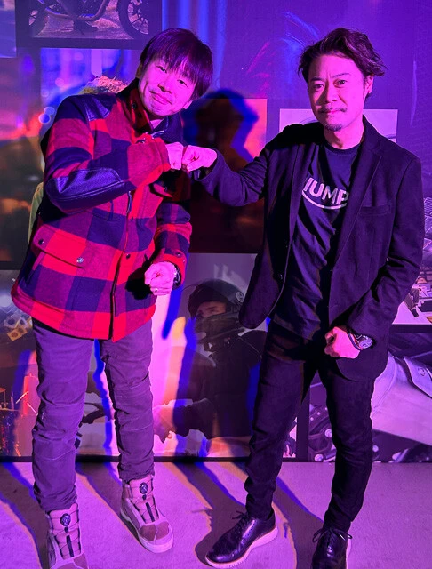 アオキ(左)の直撃に快く応じてくれたトライアンフモーターサイクルズジャパンの大貫陽介社長(右)