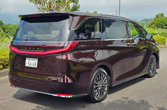 ボディサイズは全長5125㎜×全幅1890㎜×全高1945~1955㎜。車両重量は2440㎏