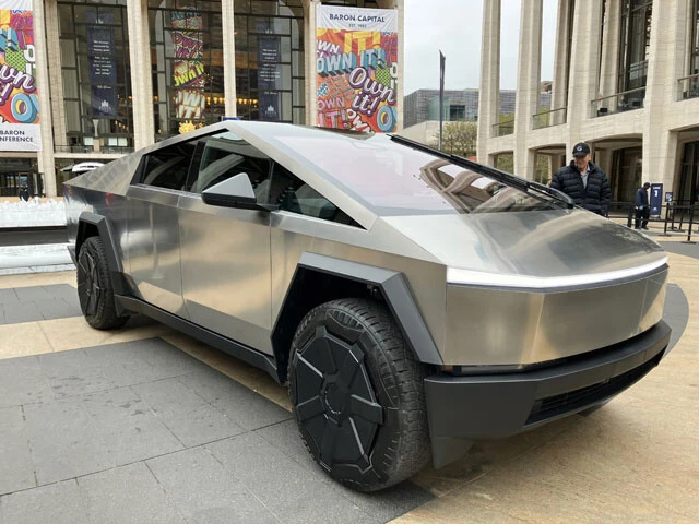 第3位　テスラ「サイバートラック」日本での発売予定はないというサイバートラック。テスラの認知度向上のため全国各地で展示。ちなみに高い防弾性能を誇る