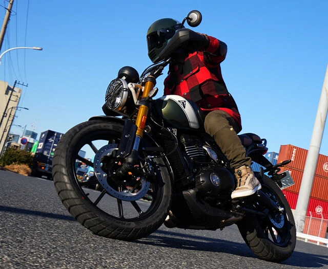 トライアンフ スクランブラー400X 価格:78万9000円 オフロードモードも備えるため、スクランブラー400Xは荒れた路面も得意。砂の浮いたアスファルトやダートでも不安を抱くことがない