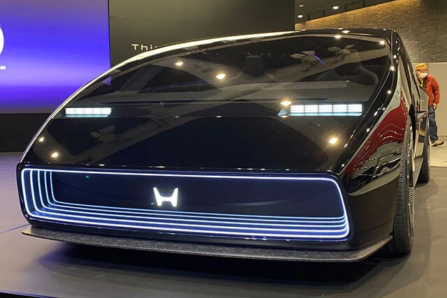 ホンダ「ゼロシリーズサルーン」　ホンダの新型EV、ゼロシリーズのフラッグシップとなるのが、個性的な顔面を持つサルーン。26年から世界販売を開始する