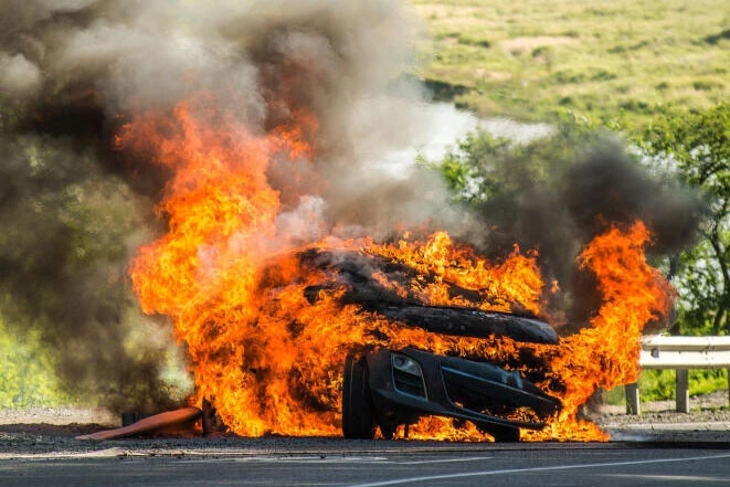 写真は車両火災のイメージだが、酷暑ニッポンでは全ドライバーに車両火災のリスクが迫っているという。それはいったい？