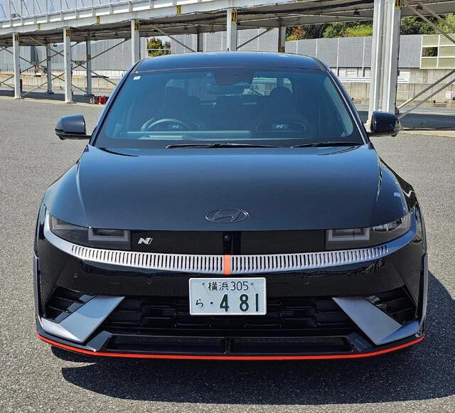 ヒョンデ アイオニック5N 価格:858万円 専用のエアロパーツがぶち込まれたお顔。見た目も走りもクルマ好きをたぎらせる絶品カーに仕上がっている