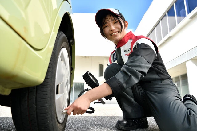 電動や油圧による最新施設やパワーツールが揃う現代の整備工場は、かつてのような体力勝負の現場ではなくなりつつある。メカニックを目指す女性もめずらしくなくなった