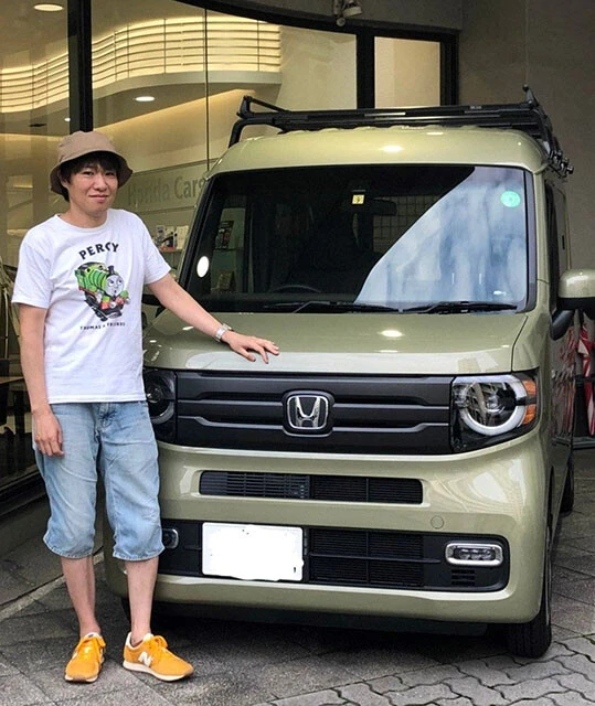 マンガ家の小田原ドラゴン先生と愛車N－VAN。このクルマで車中泊をしながらユルユルと日本一周を達成。全国のファンに単行本を手売りした
