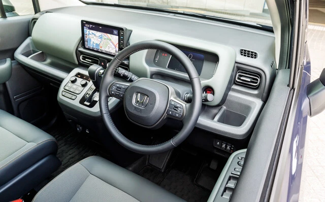 水平基調のインパネは視界良好。シートには、撥水性に優れる表皮を採用。アウトドアでワイルドに使い倒したい