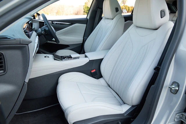 シートはレザータイプ。ダッシュボードとドアトリムがまとうのはナッパレザー