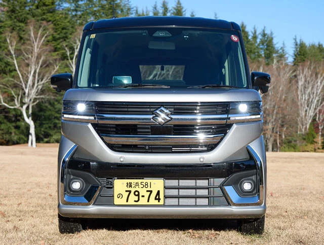 【注目3】スズキ スペーシアカスタム　価格：180万1800～219万3400円　昨年11月に6年ぶりのフルチェンを受けた3代目スペーシア。全車にマイルドハイブリッドを搭載。好調な販売を支えるのが、このカスタム