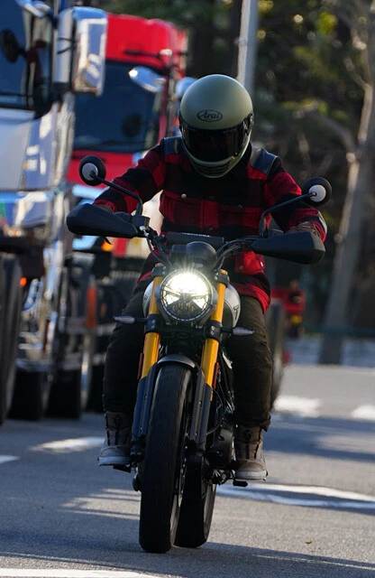 下半身で車体をホールドしやすいタンクパッドを標準装備。そのためハードな加減速にも対応